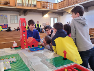 Kinder begutachten die Erlöserkirche